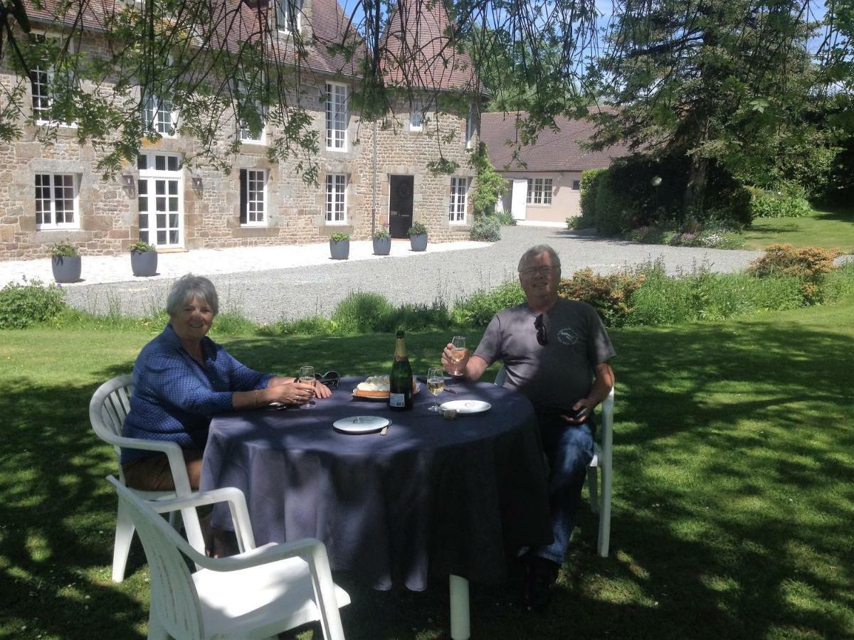 Отель Manoir De La Porte Sainte-Pience Экстерьер фото